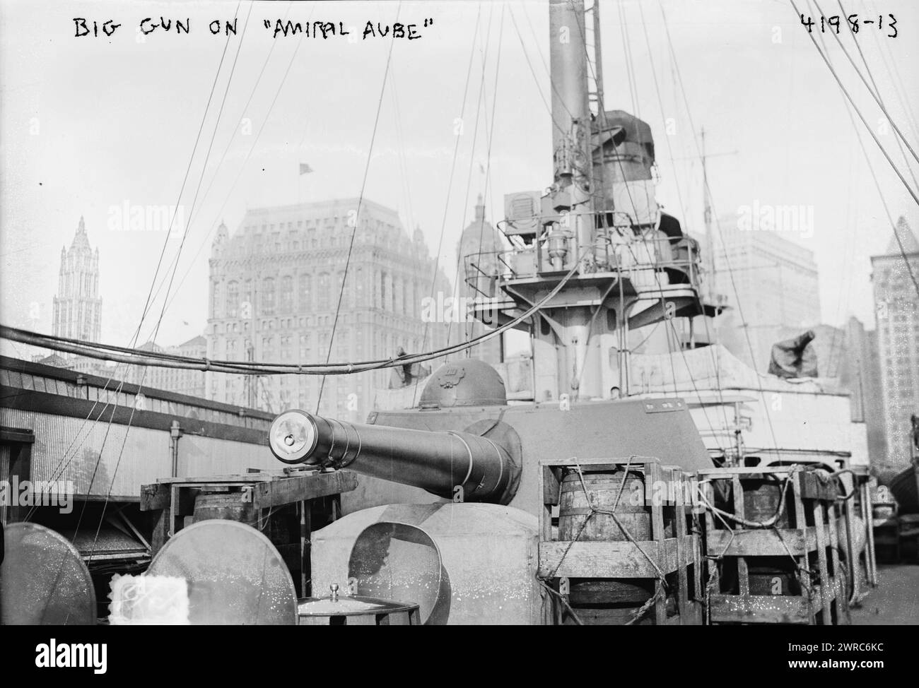 Das Foto zeigt Geschütze auf dem französischen Kreuzer Amiral Aube, der am Pier 9 (Rector and West Street) am Hudson River, New York City, am Mai 1917, am 5. Mai 1917 angedockt wurde. Glasnegative, 1 negativ: Glas Stockfoto