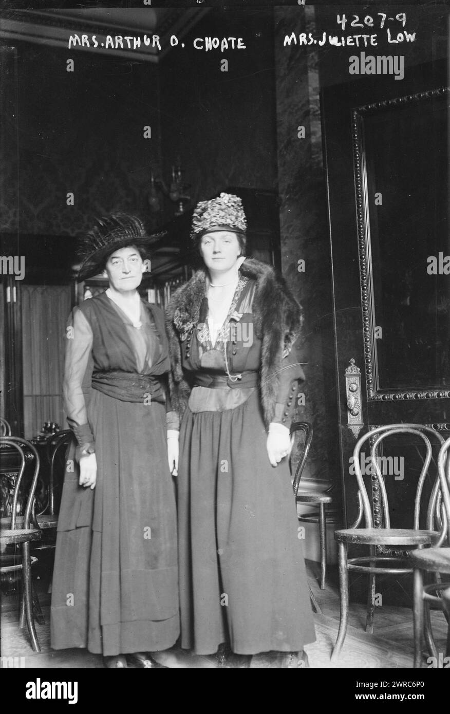 Mrs. Juliette Gordon Low (links) Mrs. Arthur O. Choate (Anne Hyde Choate) (rechts), Foto zeigt Juliette Gordon Low (1860-1927), Gründerin der Girl Scouts of the USA mit ihrer Patentochter Anne Hyde Clarke Choate (1886-1967), die auch eine Leiterin der Girls Scouts Organisation war. 1915 und ca. 1920, Glasnegative, 1 negativ: Glas Stockfoto
