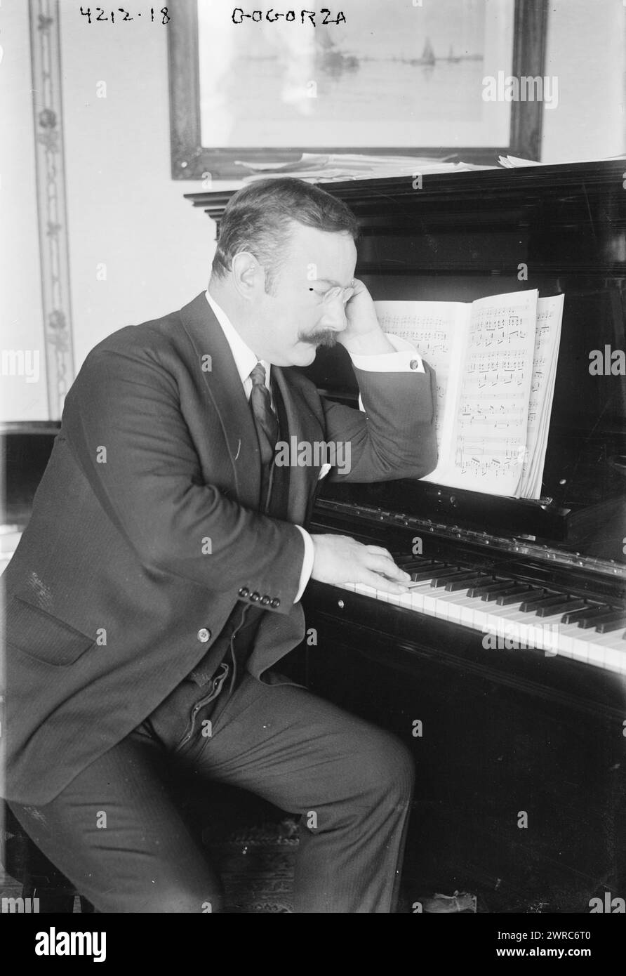 Gogorza am Klavier, Foto zeigt Emilio de Gogorza (1872–1949), einen amerikanischen Baritonsänger. 1915 und ca. 1920, Glasnegative, 1 negativ: Glas Stockfoto