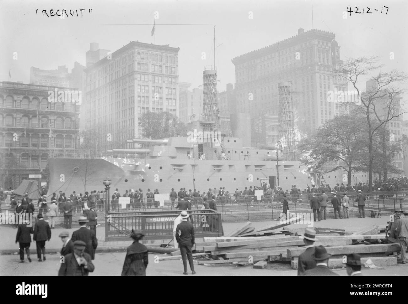 RECRUIT, Foto zeigt die USS Recruit, auch bekannt als Landship Recruit, ein hölzernes Modell eines Dreadnought-Schlachtschiffs, das von der United States Navy in Manhattan in New York City als Rekrutierungs- und Ausbildungsschiff während des Ersten Weltkriegs zwischen CA gebaut wurde. 1915 und ca. 1920, Glasnegative, 1 negativ: Glas Stockfoto