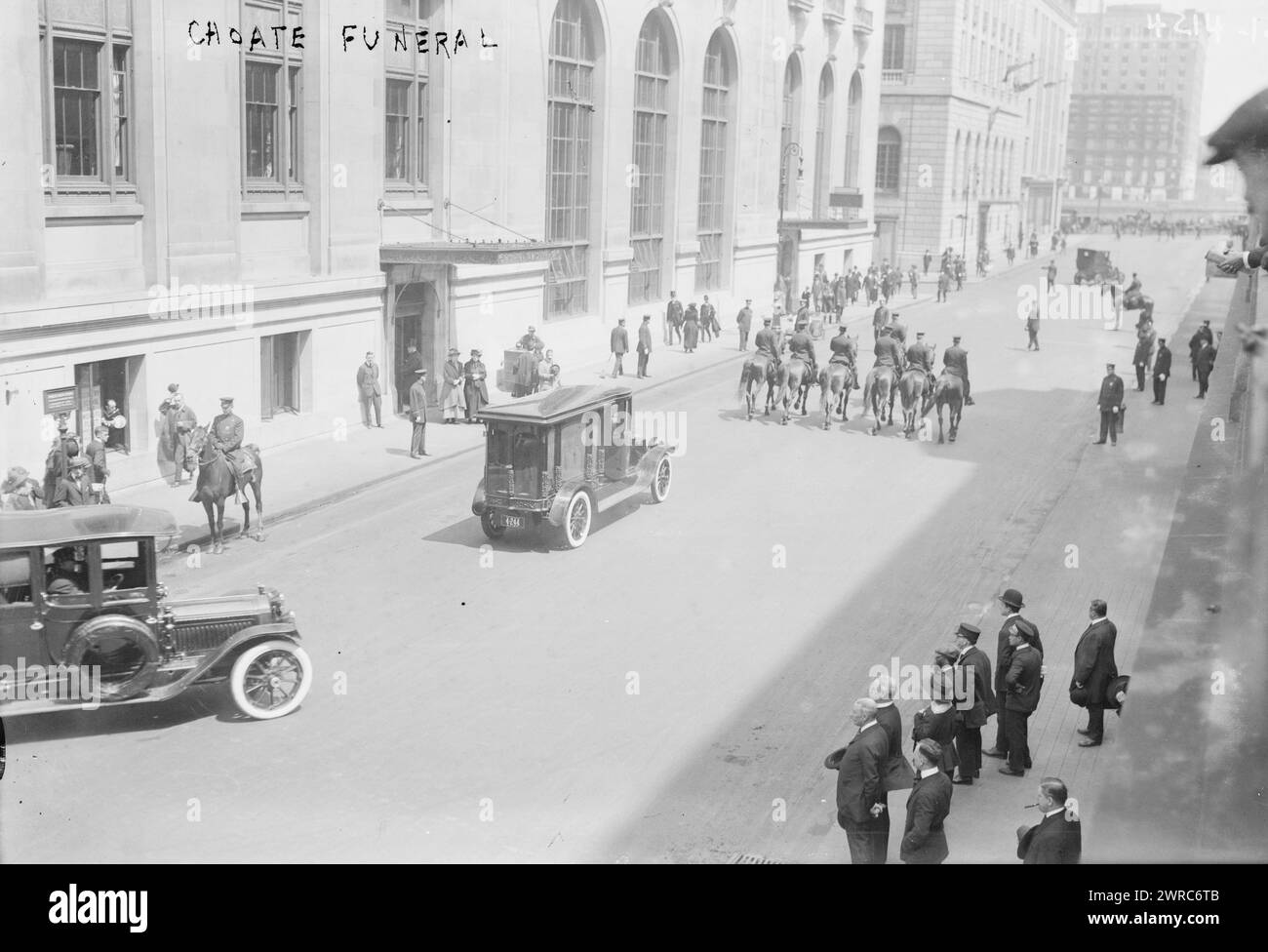 Choate Funeral, Foto zeigt die Beerdigung des amerikanischen Anwalts und Diplomaten Joseph Hedges Choate (1832–1917), die in St. Bartholomew's Episcopal Church, Manhattan, New York., 18. Mai 1917, Glass negative, 1 negativ: Glas Stockfoto