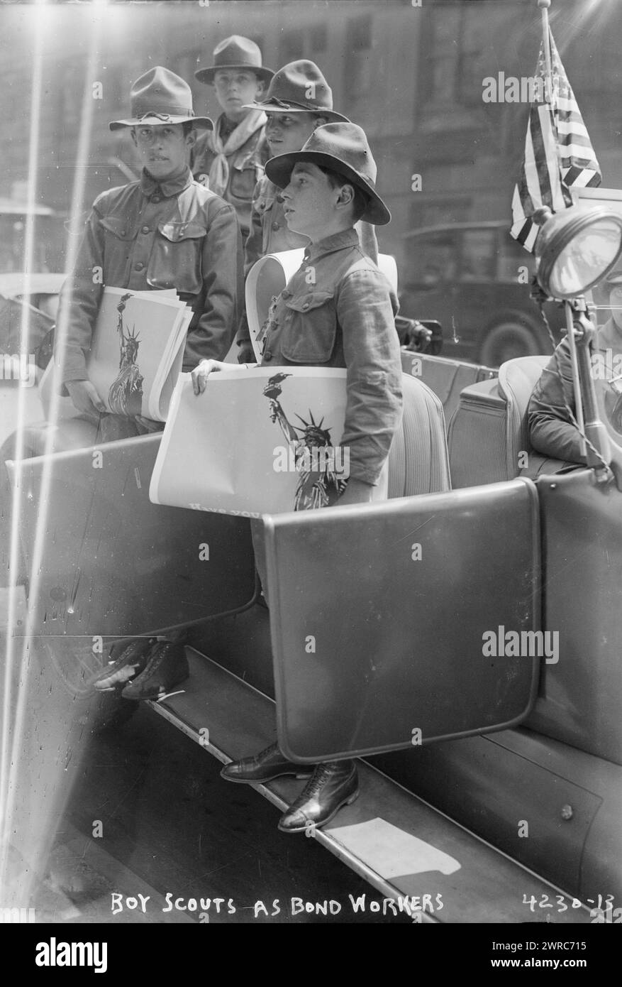 Das Foto zeigt eine Gruppe von Pfadfindern, die der Frauenabteilung des Liberty Loan Committee bei der Suche nach Abonnements für das Liberty Loan Program im Juni 1917 halfen. Die Jungen halten Freiheitskreditplakate während des Ersten Weltkriegs, 1917, Glas-negative, 1 negativ: Glas Stockfoto
