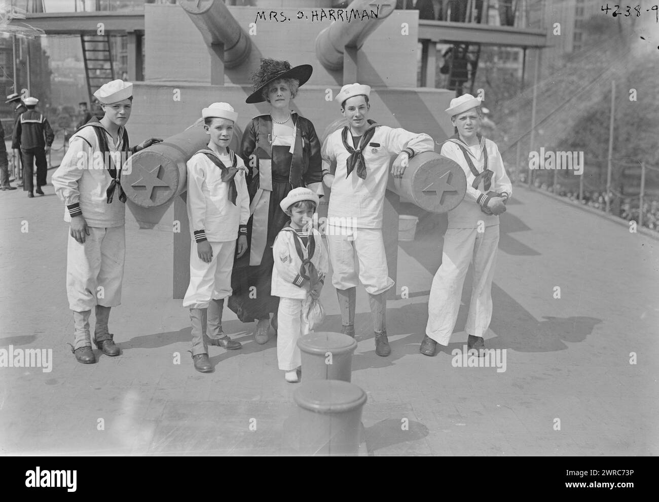 Mrs. O. Harriman, Foto zeigt Grace Carley Harriman (1873–1950) mit Junior Naval und Marine Scouts auf der U.S. Recruit, einem gefälschten Schlachtschiff, das von der Navy auf dem Union Square gebaut wurde, um Seeleute zu rekrutieren und Liberty Bonds während des Ersten Weltkriegs zu verkaufen, 1917, Glass negative, 1 negative: Glass Stockfoto