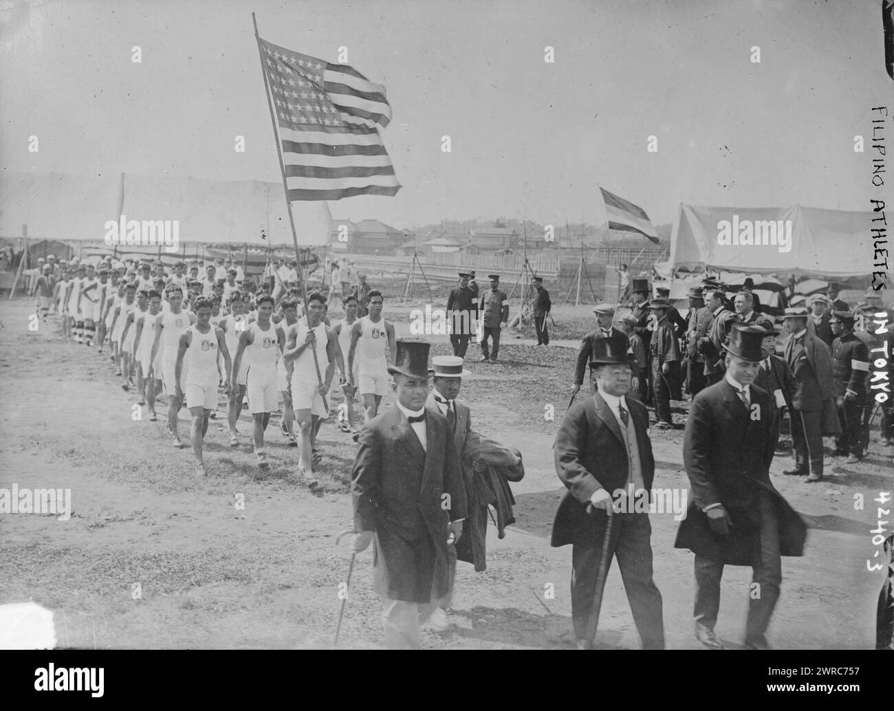 Philippinische Athleten in Tokio, Foto zeigt Athleten, die die Philippinen repräsentieren, die mit amerikanischer Flagge in das Oriental Olympic Meeting-Gelände einsteigen., 1917, Tokio, Glas-negative, 1 negativ: Glas Stockfoto