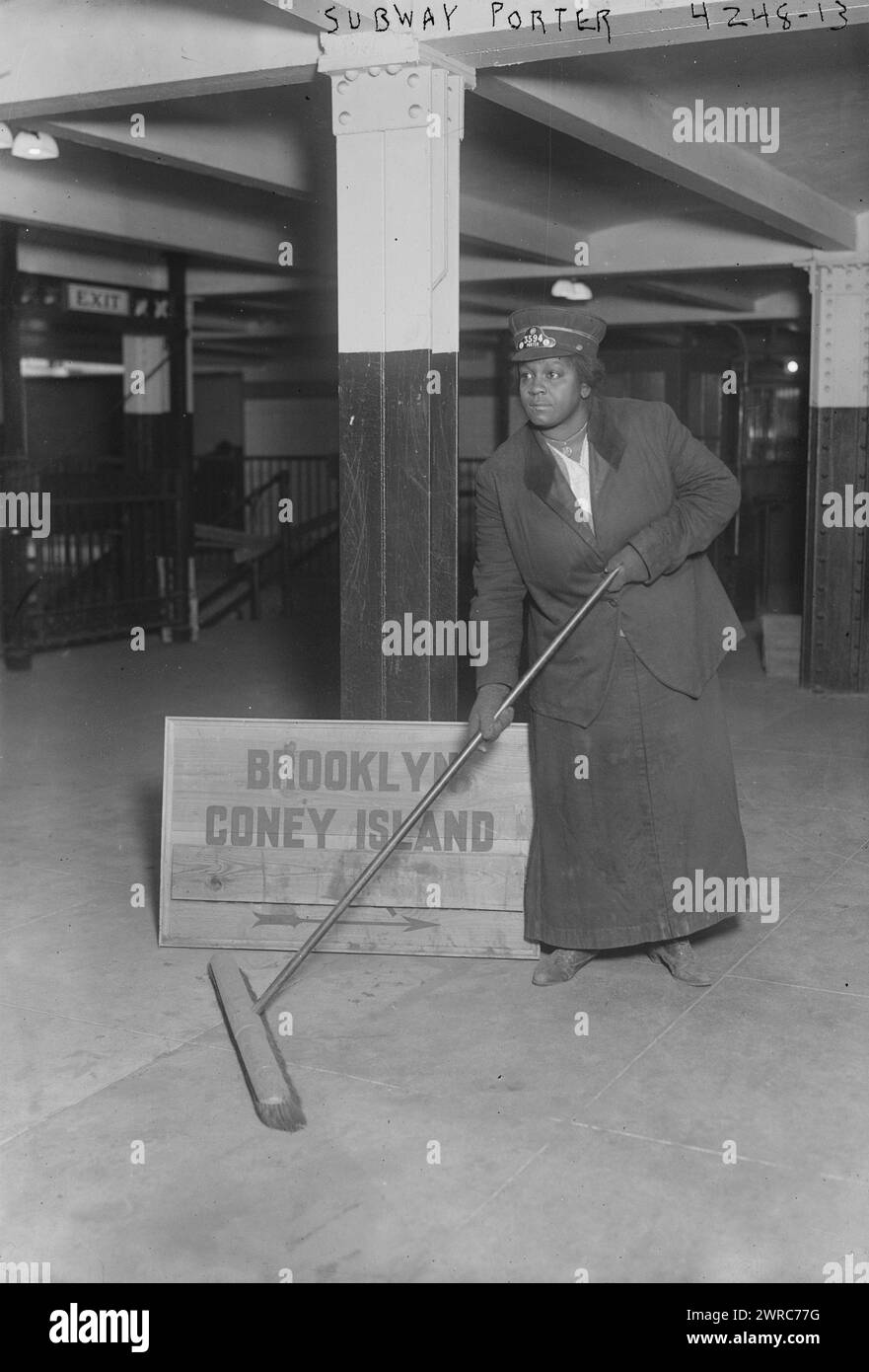 U-Bahn-Porter, Foto zeigt eine Afroamerikanerin mit einem Besen, die als U-Bahn-Porter in einer U-Bahn-Station in New York City arbeitet, 1917., zwischen ca. 1915 und ca. 1920, Glasnegative, 1 negativ: Glas Stockfoto