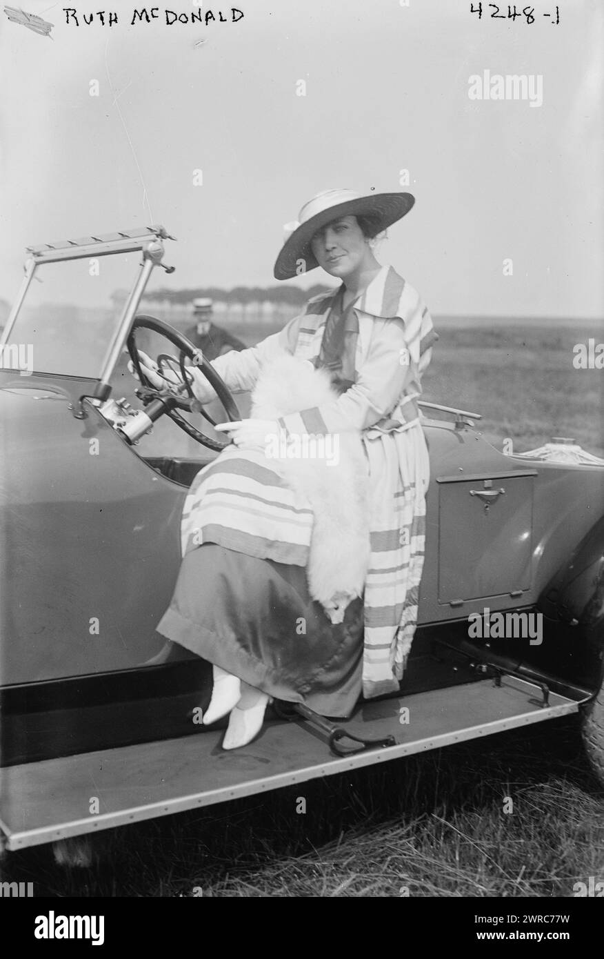 Ruth McDonald, Foto zeigt Ruth McDonald in ihrem Premier auf der Automobil-Modeschau, die am 23. Juni 1917 auf dem Sheepshead Bay Speedway in New York City stattfand. Die Veranstaltung war eine Spendenaktion im Auftrag des Actors' Fund of America., 23. Juni 1917, Glass negative, 1 negative: Glass Stockfoto