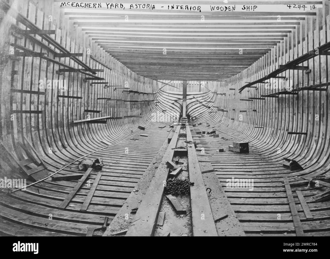 McEachern Yard, Astoria, Innenschiff aus Holz, Foto zeigt ein Schiff, das in den McEachern Shipyards im Hafen von Astoria, Oregon gebaut wird. 1915 und ca. 1920, Glasnegative, 1 negativ: Glas Stockfoto