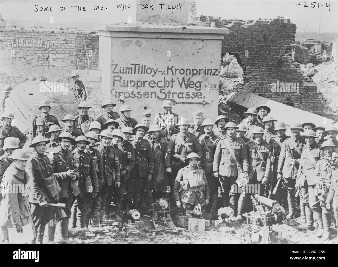Einige der Männer, die TILLOY aufgenommen haben, Foto zeigt Soldaten des 13. Bataillons, King's (Liverpool) Regiment mit gefangengenommenen Maschinengewehren vor einer deutschen mobilen Pillenbox und Beobachtungsposten, TILLOY-les-Mofflaines, Frankreich, 10. April 1917 während der Schlacht von Arras, während des Ersten Weltkriegs, 1917. April 10, Weltkrieg, 1914-1918, Glasnegative, 1 negativ: Glas Stockfoto