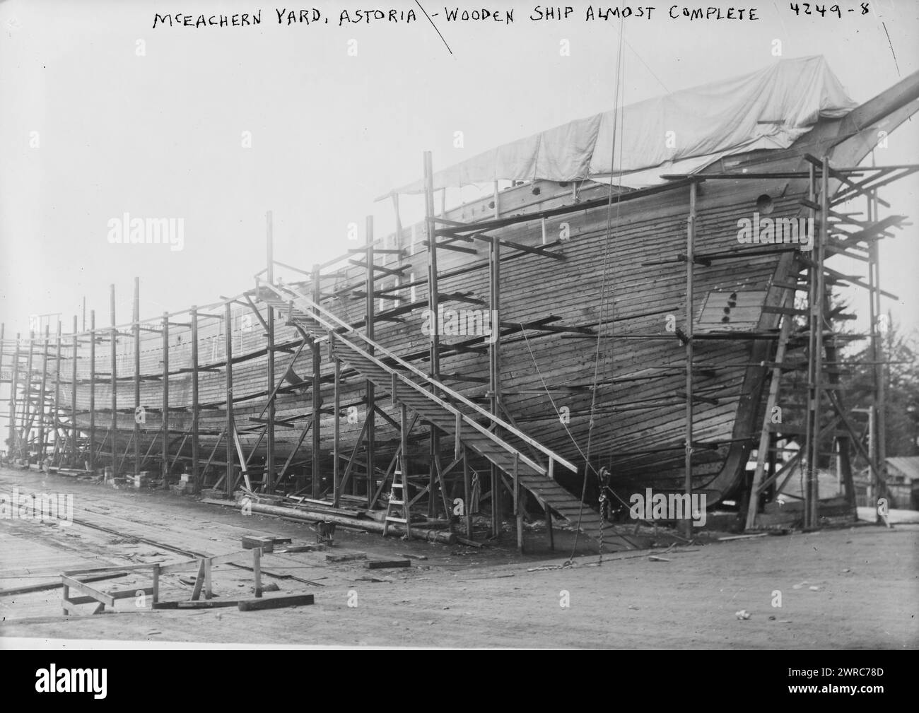 McEachern Yard, Astoria, Holzschiff fast fertig, Foto zeigt die McEachern Shipyard in Astoria, Oregon, zwischen ca. 1915 und ca. 1920, Glasnegative, 1 negativ: Glas Stockfoto