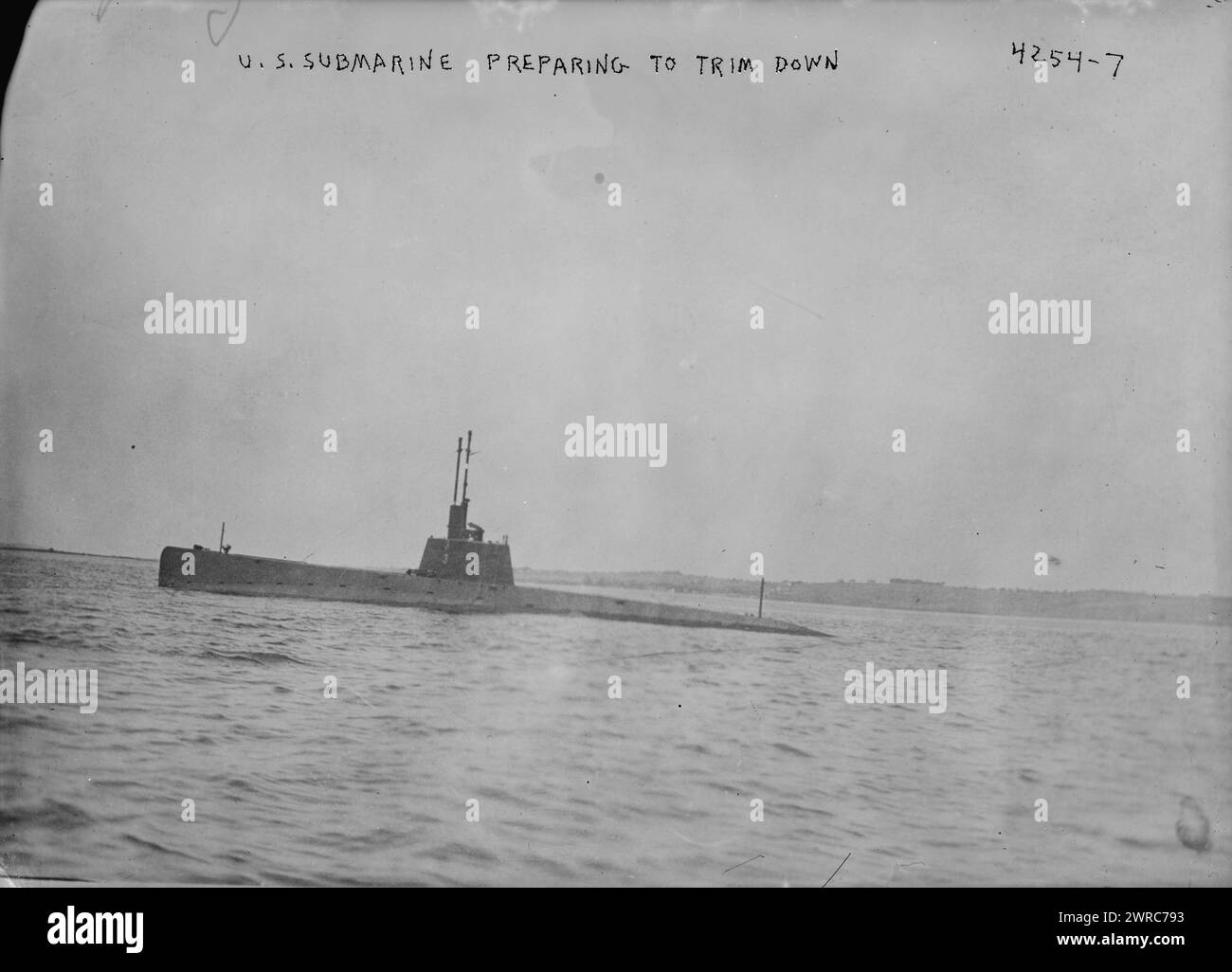 US-U-Boot, das sich auf das Trimmen vorbereitet, zwischen ca. 1915 und ca. 1920, Glasnegative, 1 negativ: Glas Stockfoto