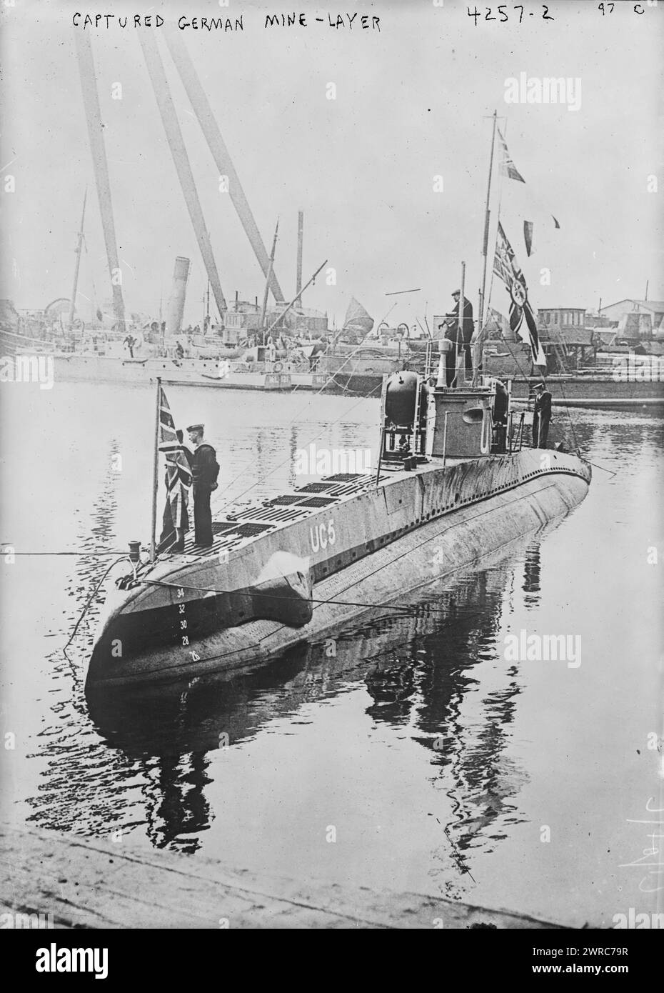 Das Foto zeigt ein deutsches Minenschicht-U-Boot UC-5, das von britischen Truppen am 27. April 1916 gefangen genommen wurde. 1916. Weltkrieg, 1914–1918. Glasnegative, 1 negativ: Glas Stockfoto