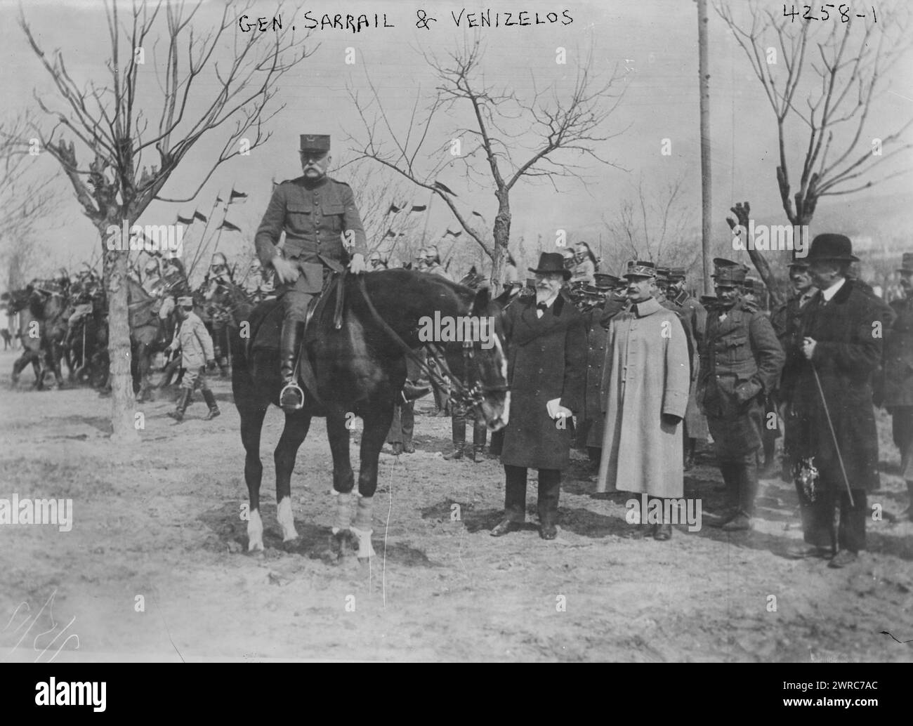 General Sarrail & Venizelos, Foto zeigt den französischen General Maurice-Paul-Emmanuel Sarrail (1856–1929) und den griechischen Premierminister Eleftherios Venizelos (1864–1936), die ein Regiment von Spahis (nordafrikanische Truppen) in Salonika (Griechenland) am 11. März 1917 während des Ersten Weltkriegs, 11. März 1917, Glass negative, 1 negative: Glass Stockfoto