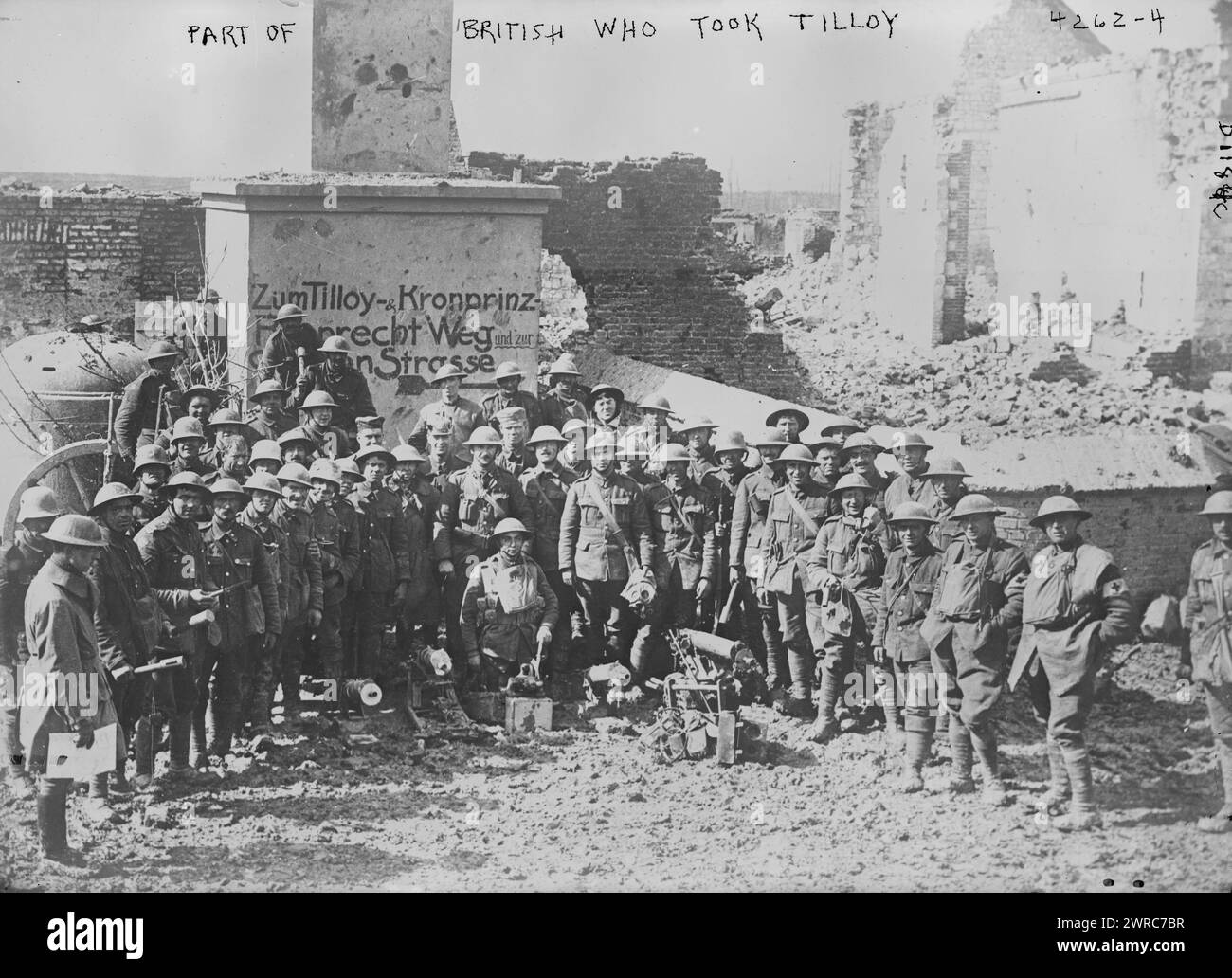 Das Foto zeigt Soldaten des 13. Bataillons, King's (Liverpool) Regiment mit gefangengenommenen Maschinengewehren vor einer deutschen mobilen Pillenbox und Beobachtungsposten, TILLOY-les-Mofflaines, Frankreich, 10. April 1917 während der Schlacht von Arras, während des Ersten Weltkriegs, 1917, Glasnegative, 1 negativ: Glas Stockfoto