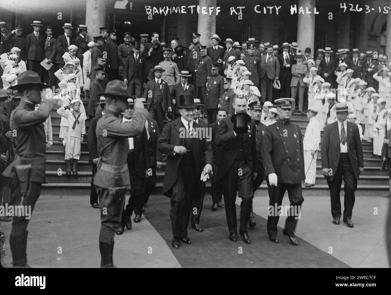 Bakhmetieff, d. h. Bakmetieff im Rathaus, das Foto zeigt Boris Alexandrowitsch Bakhmeteff (1880–1951), der als russischer Provisorischer Regierungsbotschafter in den Vereinigten Staaten (linke Front) mit New Yorker Bürgermeister John Purroy Mitchel (1879–1918) (Mitte vorne) und New Yorker polizeikommissar Oberst Arthur Hale Woods (1870–1942) (rechts) diente. Bakmeteff war Mitglied der Russischen Kriegskommission für die Vereinigten Staaten im Juli 1917., 1917. Juli, Glass negative, 1 negative: Glass Stockfoto