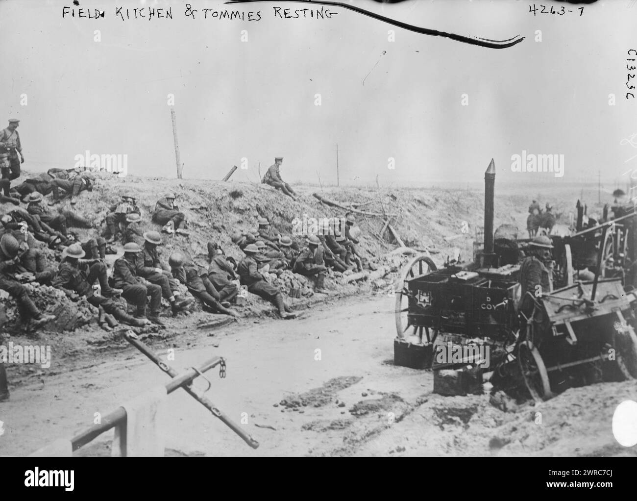 Field Kitchen & Tommies Rasting, Foto zeigt Feldküchen und britische Truppen auf der Straße zwischen Neuville und Wancourt, Frankreich während der Schlacht von Arras, 29. April 1917., 1917 29. April, Glass negative, 1 negativ: Glas Stockfoto