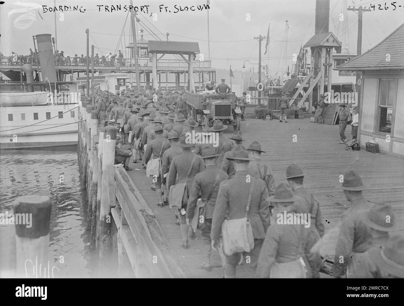 Boarding Transport, ft. Slocum, das Foto zeigt amerikanische Soldaten, die auf ein Boot steigen, das Fort Slocum verlässt, einen Militärposten auf Davids' Island, New Rochelle, New York. Fort Slocum diente während des Ersten Weltkriegs, 1917, 1914–1918, Glass negative, 1 negativ: Glas Stockfoto