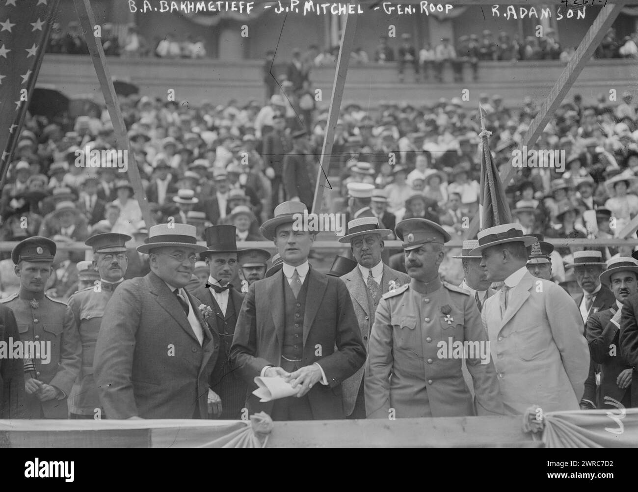 B. A. Bakhmetieff, J. P. Mitchel, General Roop, R. Adamson, Foto zeigt Boris Alexandrowitsch Bakhmeteff (1880–1951), russischer Botschafter der Provisorischen Regierung in den Vereinigten Staaten und Generalleutnant Wladimir Roop. Die Männer waren Mitglieder der russischen kriegskommission in den Vereinigten Staaten im Juli 1917. Mit ihnen sind der New Yorker Bürgermeister John Purroy Mitchel (1879–1918) und Robert Edward Adamson (1871–1935), Fire Commissioner of the City of New York., 1917 Juli, Glass negative, 1 negative: Glass Stockfoto