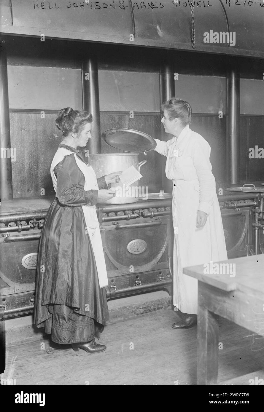 Nell Johnson & Agnes Stowell, Foto zeigt Nell Johnson und Agnes Stowell in der von Juli bis September 1917 geöffneten Gemeinschaftsküche an der Delancey Street in New York City. Die Küche wurde von der New York State Food Supply Commission und dem Mayor's Committee of Women on National Defense organisiert., 12. Juli 1917, Glass negative, 1 negative: Glass Stockfoto