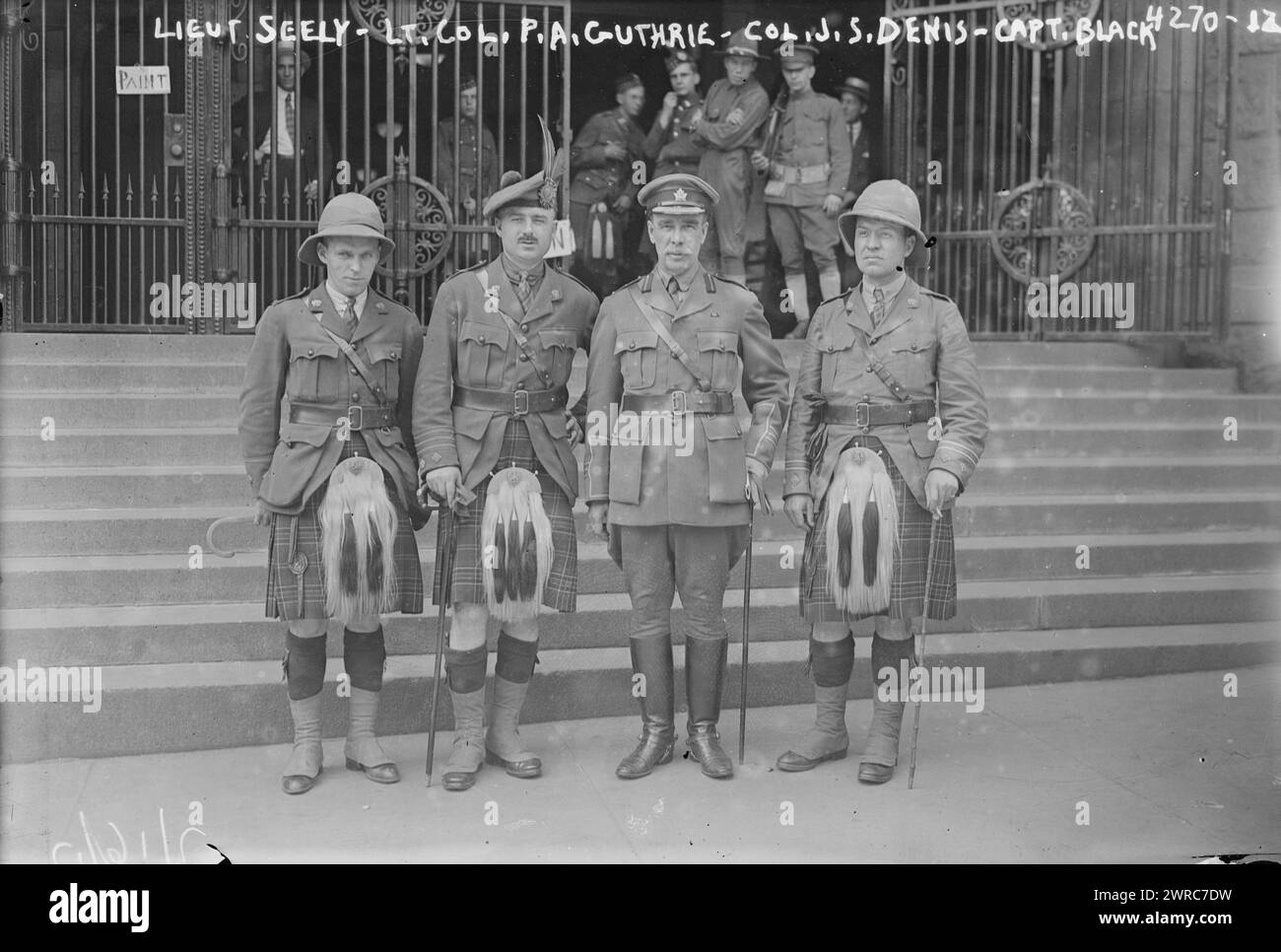Lieut. Seely, Lieutenant Col. P.A. Guthrie, Colonel J.S. Denis, d. h. Dennis, Captain Black, Foto zeigt Offiziere der kanadischen Highlander-Regimenter, die vor dem 71. Regiment Armory, Park Avenue (zwischen East 33rd und East 34th Street), New York City stehen. Die Highlander-Regimenter waren im Juli 1917 in den Vereinigten Staaten für die „British Recruiting Week“, die die Einschreibung in den Ersten Weltkrieg förderte Zu den Offizieren gehören Lieutenant H. A. Seeley, Colonel Percy Albert Guthrie, Lieutenant J.S. Dennis und Captain J.D. Black., 1917. Juli, Weltkrieg, 1914–1918, Glass negative Stockfoto