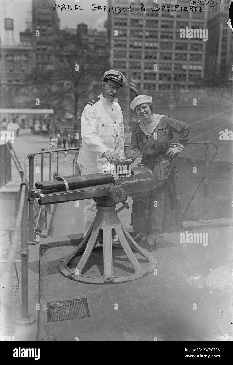 Mabel Garrison & Captain Pierce, Foto zeigt die Sopransängerin Mabel Garrison Siemonn (1886-1963) mit Marineoffizier an Bord der U.S.S. Recruit, einem hölzernen Modell eines Schlachtschiffs, das von der Navy am Union Square, New York City gebaut wurde, um Seeleute zu rekrutieren und Liberty Bonds während des Ersten Weltkriegs zu verkaufen. 16. Juli 1917, Weltkrieg, 1914-1918, Glasnegative, 1 negativ: Glas Stockfoto