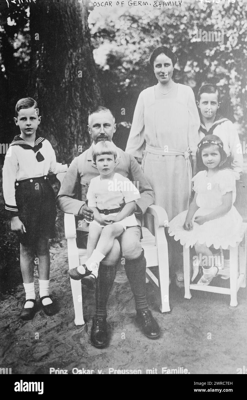 Oscar von Deutschland & Familie, Foto zeigt Prinz Oskar von Preußen (1888–1958) mit seiner Frau Gräfin Ina Marie von Bassewitz (1888–1973) und ihren Kindern: Prinz Oskar (1915–1939), Prinz Burchard (1917–1988), Prinzessin Herzeleide (1918–1989); Prinz Wilhelm Karl (1922–2007)., 1927, Glasnegative, 1 negativ: Glas Stockfoto