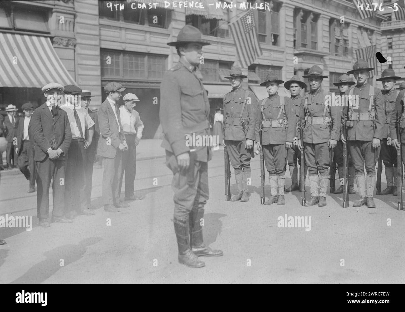 9th Coast Defense, d. h. Defence - Major Miller, Foto zeigt Major Mills Miller von der US Army Coast Artillery vor dem Everett Building, Union Square, New York City. 1915 und ca. 1920, Glasnegative, 1 negativ: Glas Stockfoto