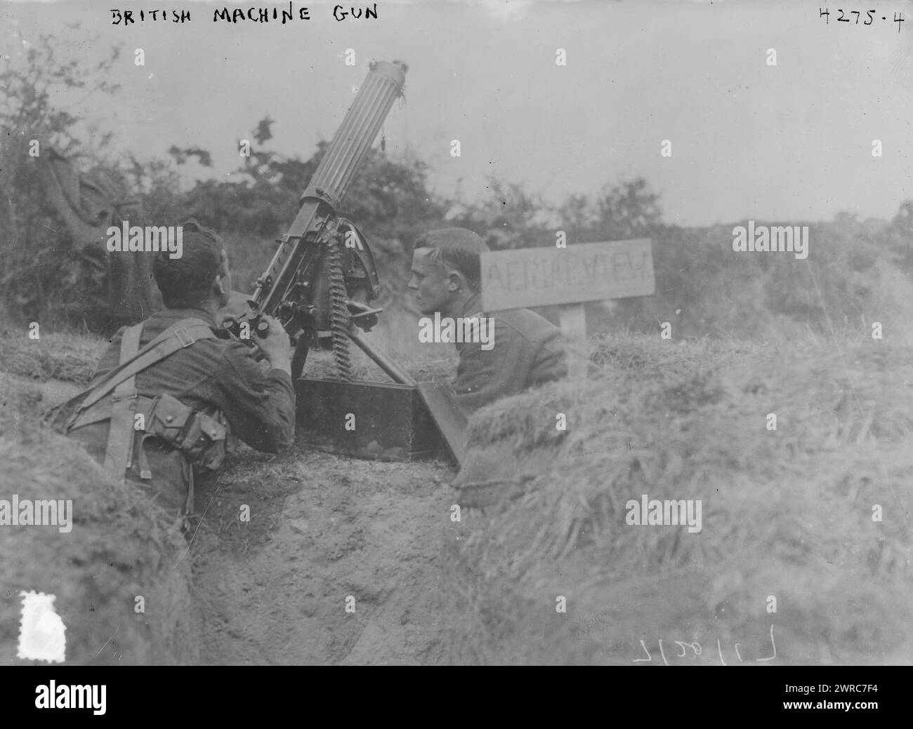 Britisches Maschinengewehr, Foto zeigt zwei britische Soldaten mit einem Vickers-Flugabwehrmaschinengewehr während des Ersten Weltkrieges, 1917, Weltkrieg, 1914-1918, Glasnegative, 1 negativ: Glas Stockfoto