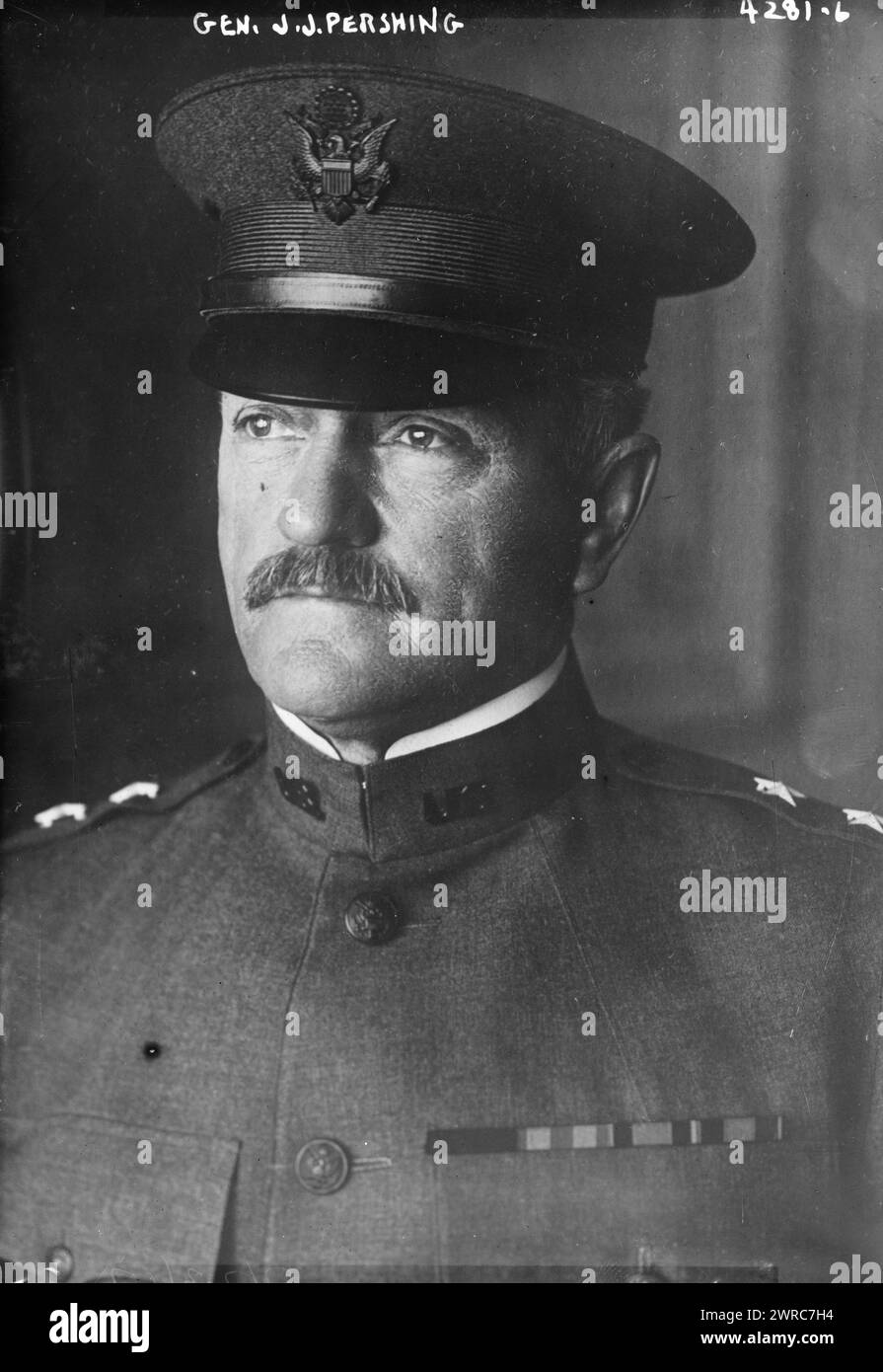 General J. J. Pershing, Foto zeigt John J. 'Black Jack' Pershing (1860–1948), der als General in der United States Army und Leiter der amerikanischen Expeditionstruppen im Ersten Weltkrieg zwischen ca. 1915 und ca. 1920, Glasnegative, 1 negativ: Glas Stockfoto