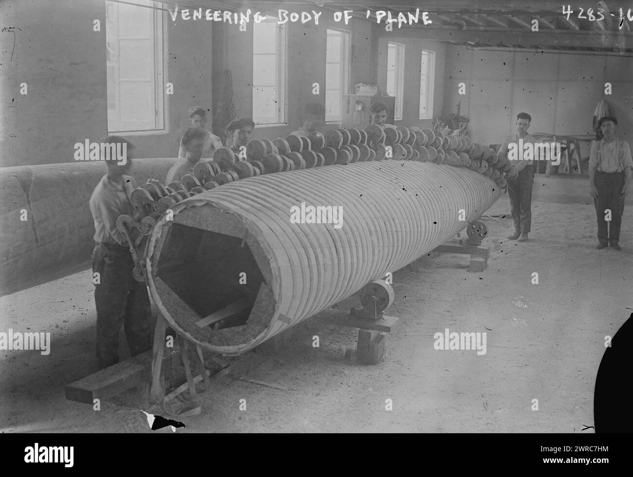 Das Foto zeigt Arbeiter, die einen Monocoque-Körper eines Flugzeugs herstellen und ihn laminieren, bei der Lowe, Willard & Fowler Engineering Company, College Point, Queens, New York City, 1917. Juli, Glasnegative, 1 negativ: Glas Stockfoto