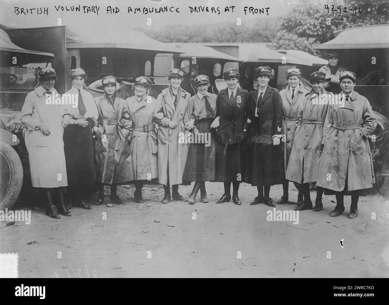 Britische Freiwilligen-Notarztfahrer vorne, Foto zeigt Gruppe der Freiwilligen-Aid-Abteilung der British Red Cross Society (VAD) und erste-Hilfe-Krankenpflegedienst Yeomanry Women's Transport Service (F.A.N.Y.) weibliche Kfz-Fahrer in Etaples, Frankreich am 27. Juni 1917 während des Ersten Weltkrieges, 1917. Juni, 27. Weltkrieg, 1914-1918. Glasnegative, 1 negativ: Glas Stockfoto