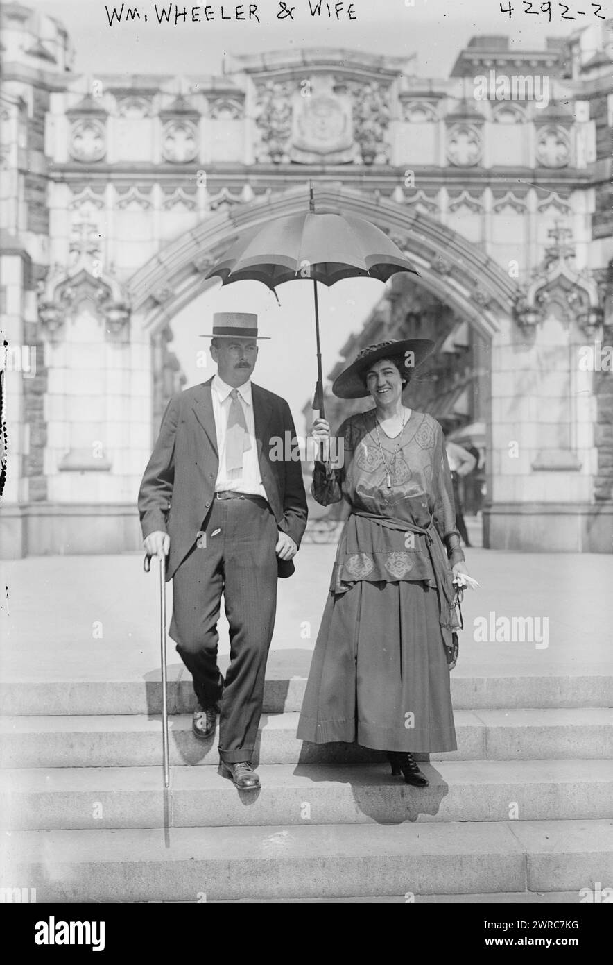 Wm. Wheeler & Wife, Foto zeigt den Tenor-Opernsänger William Wheeler (* 1967) und seine Frau Sopransängerin Elizabeth Wheeler (1875–1971), die populäre Künstler waren, die am City College of New York vorbei spazierten. 1915 und ca. 1920, Glasnegative, 1 negativ: Glas Stockfoto