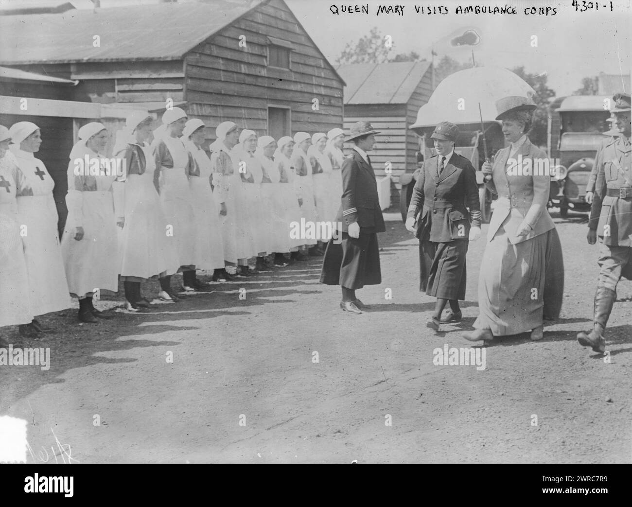 Königin Mary besucht Ambulanzkorps, Foto zeigt Königin Mary von Teck, die VADs in St. John Ambulance Hospital in Etaples, Frankreich am 6. Juli 1917 während des Ersten Weltkrieges, 1917. Juli 6, Weltkrieg, 1914-1918, Glasnegative, 1 negativ: Glas Stockfoto