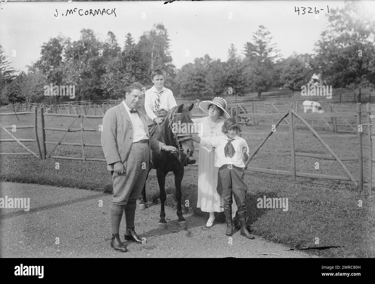 J. McCormack, Foto zeigt den irisch-amerikanischen Tenor-Sänger John McCormack (1884–1945) mit seiner Frau Lily Foley und ihren Kindern Cyril und Gwen. Cyril sitzt auf einem Pferd. Sie sind wahrscheinlich auf dem McCormack Anwesen Lilydale in Noroton, Darien, Connecticut. 1915 und ca. 1920, Glasnegative, 1 negativ: Glas Stockfoto