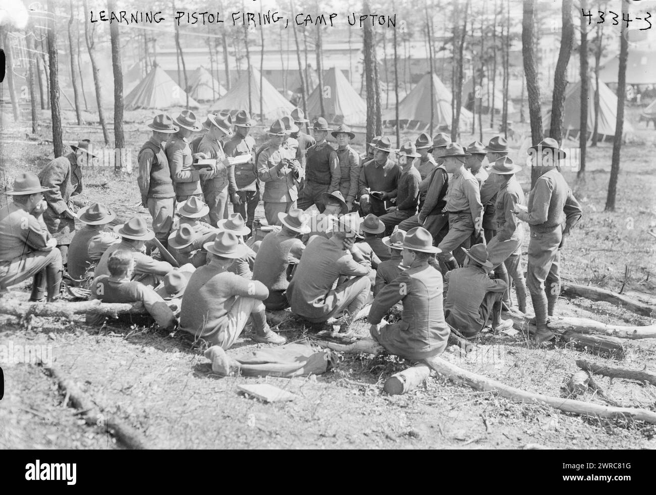 Lernen Pistolenfeuer, Camp Upton, Foto zeigt Soldaten in Camp Upton, einer US-Army-Installation auf Long Island, in Yaphank, New York während des Ersten Weltkriegs, 1917 September 15, Weltkrieg, 1914-1918, Glass negative, 1 negativ: Glas Stockfoto