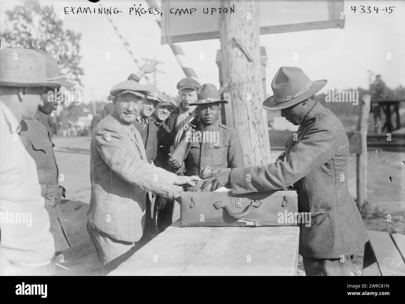 Das Foto zeigt afroamerikanische Soldaten, die Pakete in Camp Upton betrachten, einer Installation der US-Armee auf Long Island, in Yaphank, New York, während des Ersten Weltkriegs, 1917. September, Weltkrieg, 1914-1918, Glasnegative, 1 negativ: Glas Stockfoto