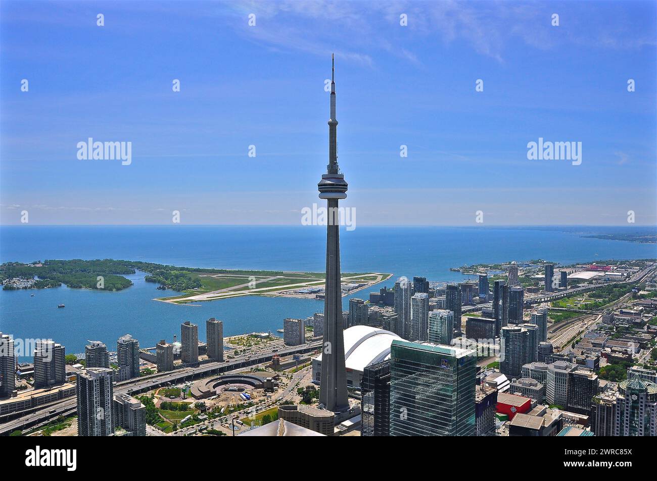 Blick aus der Vogelperspektive über die Hafenfront, Toronto, Ontario, Kanada. Blick aus der Vogelperspektive auf den Toronto Island Airport und den CN Tower Stockfoto