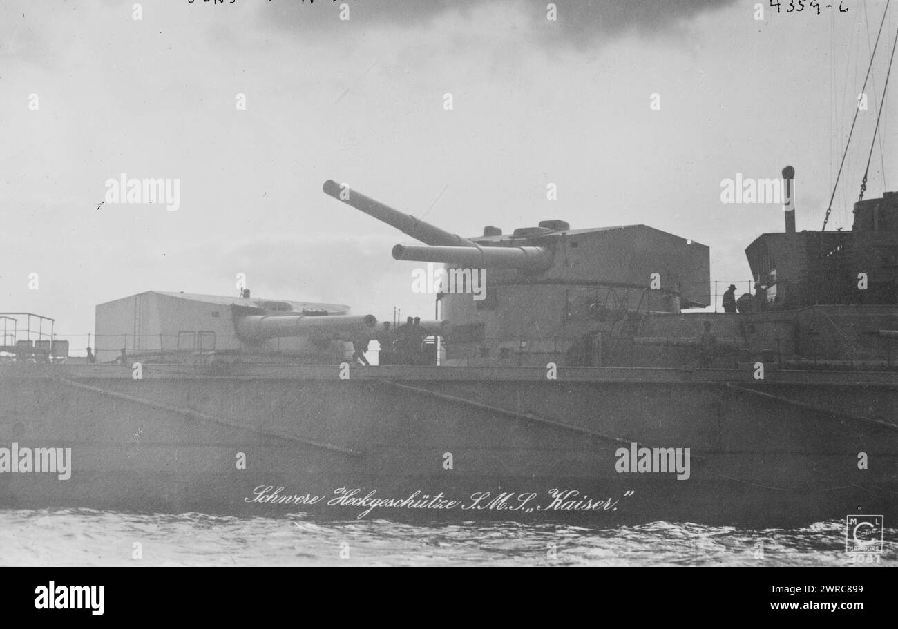 Guns of KAISER, Foto zeigt die SMS Kaiser, ein Schlachtschiff der deutschen Kaiserlichen Marine, das im September und Oktober 1917 an der Operation Albion in der Ostsee und im November 1917 an der zweiten Schlacht in der Helgoland-Bucht während des Ersten Weltkriegs zwischen ca. 1915 und ca. 1920, Glasnegative, 1 negativ: Glas Stockfoto