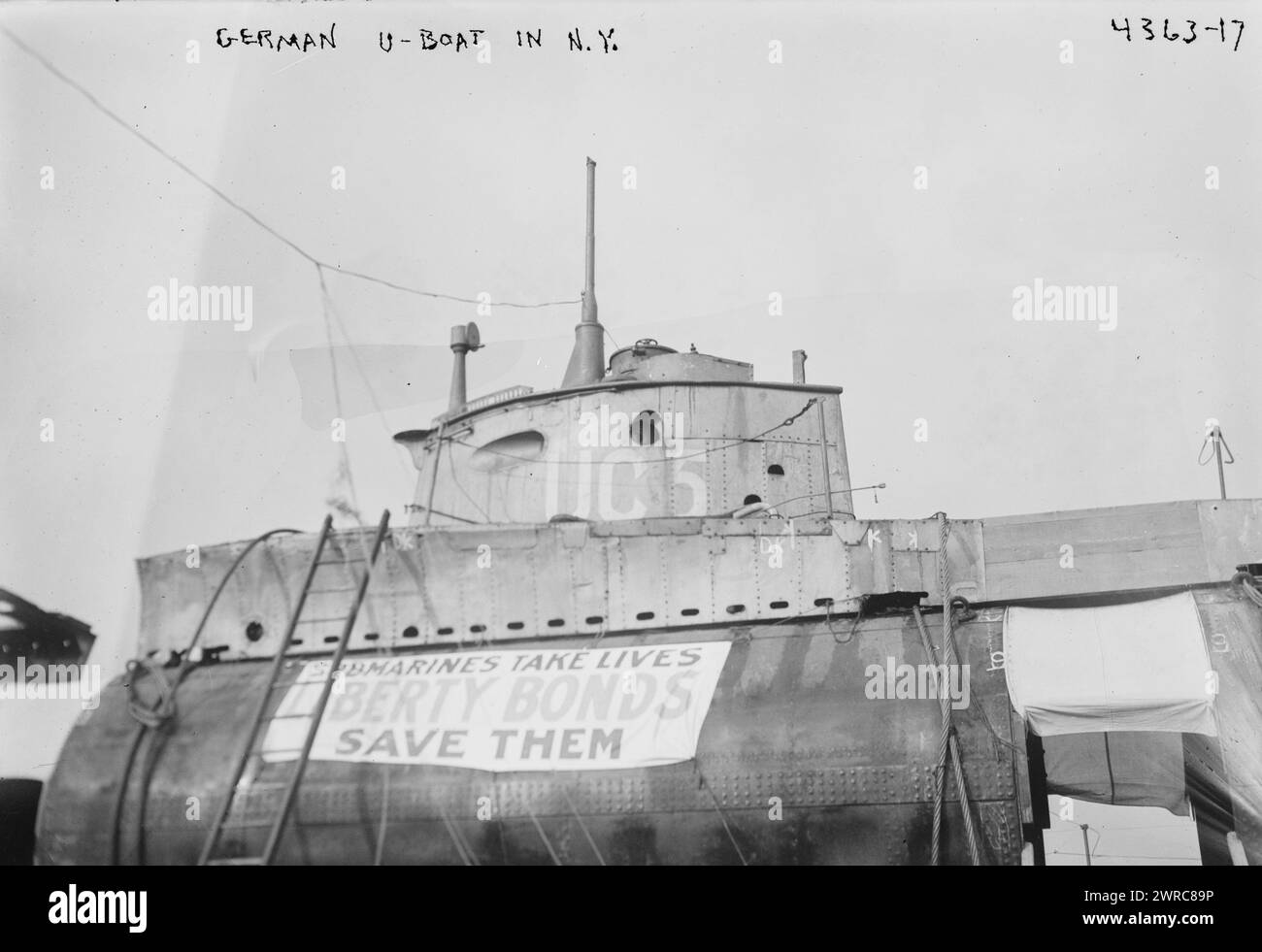 Deutsches U-Boot in New York, Foto zeigt wahrscheinlich das U-Boot SM UC-5, das 1916 auf Grund lief und in New York City ausgestellt wurde, um Kriegsanleihen zu verkaufen., 1917 Okt.?, N.Y, Glasnegative, 1 negativ: Glas Stockfoto