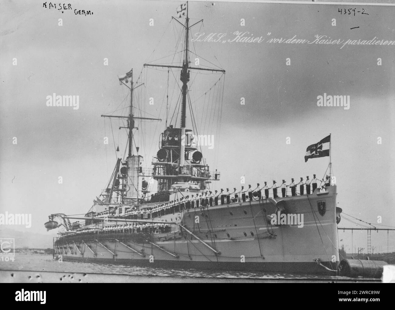 Das Foto zeigt die SMS Kaiser, ein Schlachtschiff der Deutschen Reichsflotte, das im September und Oktober 1917 an der Operation Albion in der Ostsee und im November 1917 an der zweiten Schlacht in der Helgolandbucht während des Ersten Weltkriegs teilnahm. 1915 und ca. 1920, Glasnegative, 1 negativ: Glas Stockfoto