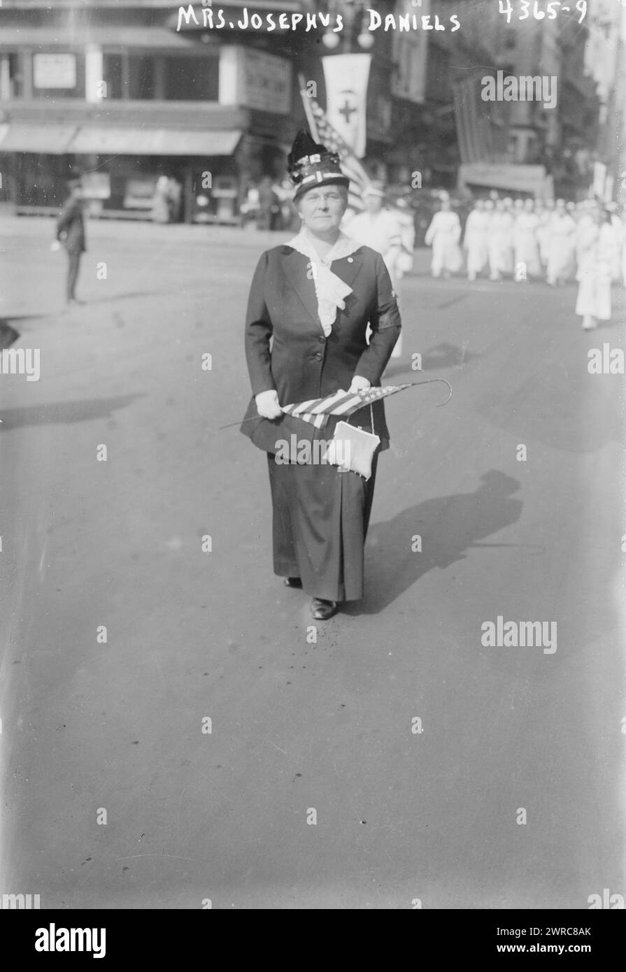 Frau Josephus Daniels, Foto zeigt Addie Worth Bagley Daniels (1869–1943) Ehefrau des damaligen Marineministers, Teilnahme an der Roten Kreuz-Parade vom 4. Oktober 1917 während des Ersten Weltkriegs, 4. Oktober 1917, Glasnegative, 1 negativ: Glas Stockfoto