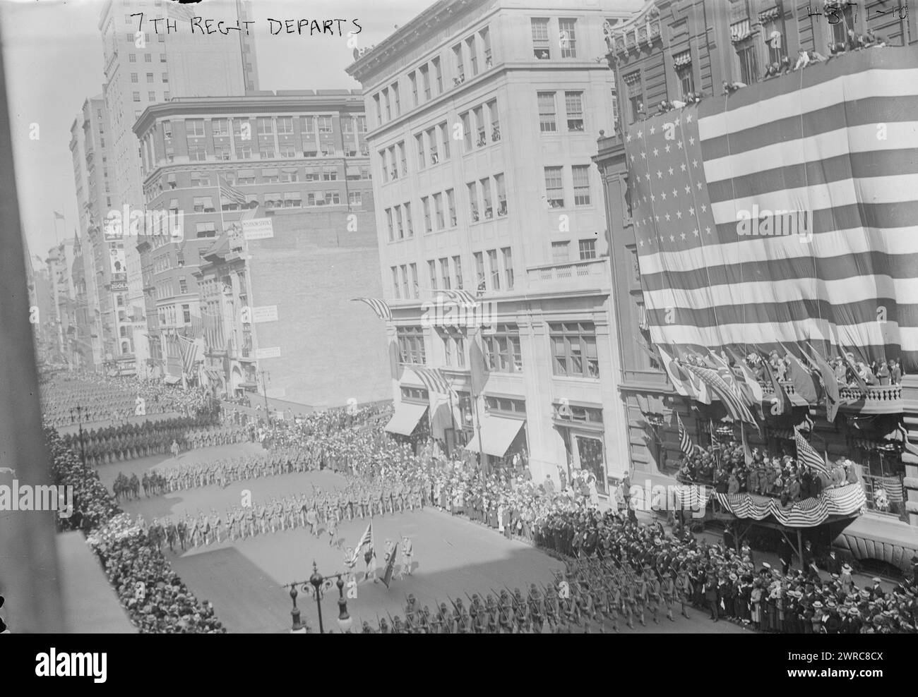 7. Regt. Abfahrt, Foto zeigt das 7. Regiment der New Yorker Nationalgarde (später das 107. Infanterieregiment), das auf der 5. Richtung Norden in Richtung E. 40th St., New York City blickt und am 11. September 1917 in einer Parade marschiert, bevor sie in ein Lager in Spartanburg, South Carolina, abreisen. und dann zum Krieg in Europa. Der Rezensionsstand rechts war im Union League Club, dann in der E. 39th und 5th Avenue, 1917 Sept. 11, World war, 1914-1918, Glass negative, 1 negativ: Glas Stockfoto