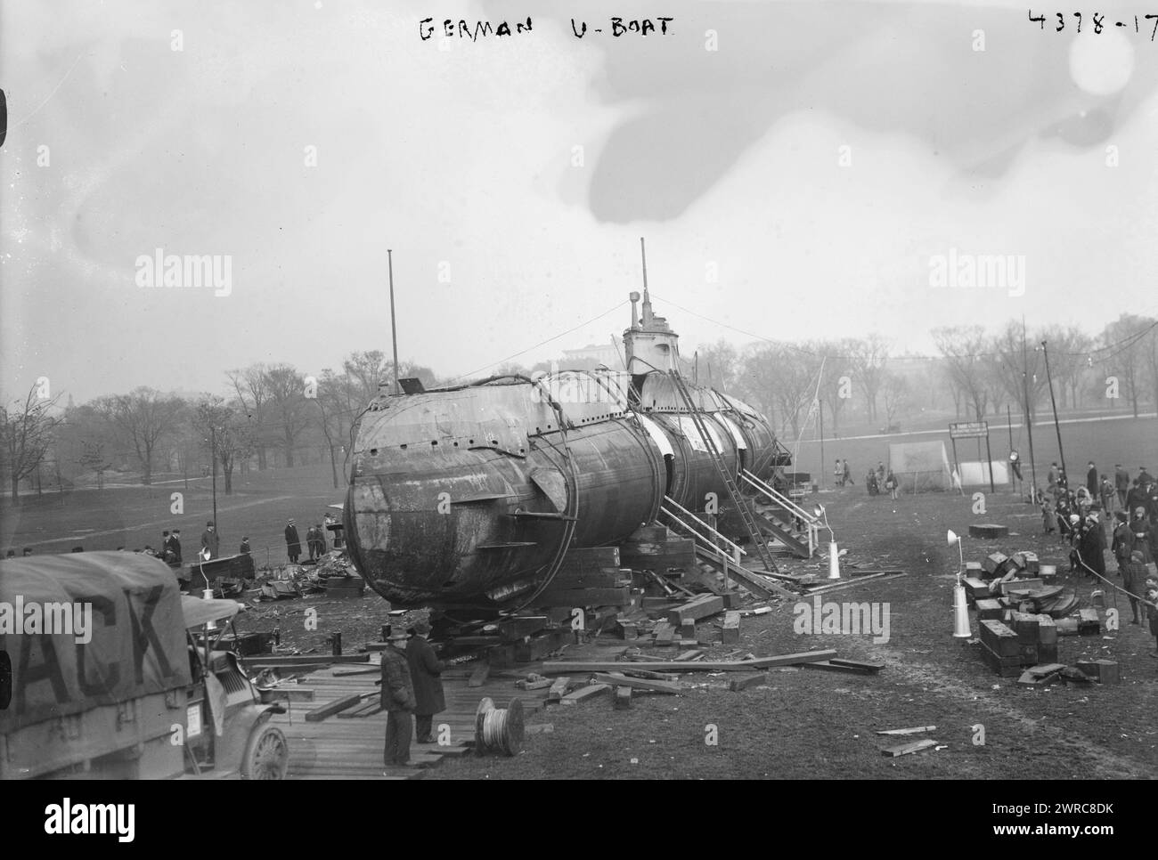 Das Foto zeigt die SM UC-5, ein U-Boot vom Typ UC I, das von den Alliierten gefangen genommen, nach New York gebracht und in U-Buy-a-Bond umbenannt wurde. Das U-Boot, das im Central Park gezeigt wurde, nahm am 25. Oktober 1917 an der Liberty Loan Parade in New York City Teil. 1917, Weltkrieg, 1914–1918. Glasnegative, 1 negativ: Glas Stockfoto