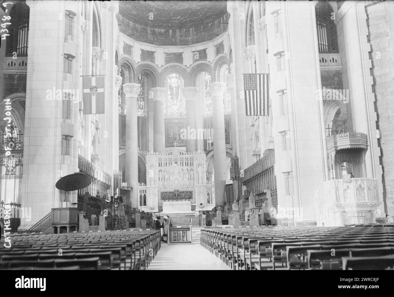 Kathedrale von St. John, Foto zeigt das Schiff, die Apsis und den Hochaltar der Kathedrale von St. John the Divine, New York City, zwischen ca. 1915 und ca. 1920, Glasnegative, 1 negativ: Glas Stockfoto