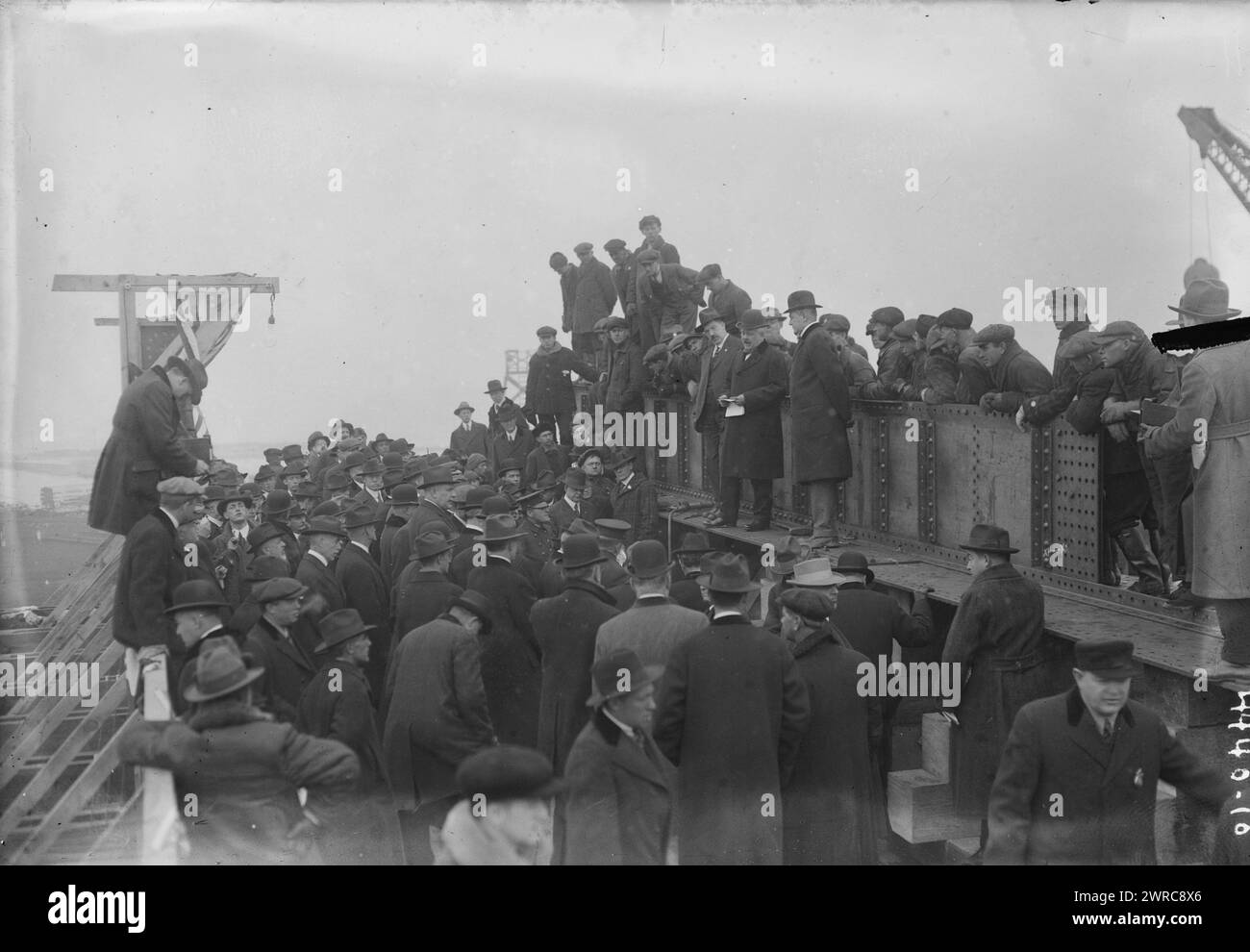 Das Foto zeigt John Hunter vom United States Shipping Board, Henry R. Sutphen, Vice President der Submarine Boat Corporation und andere bei einer Zeremonie in der Newark Bay Shipyard, Kearny, New Jersey, am 20. Dezember 1917. Die Zeremonie markierte den ersten Niet, der in das erste standardisierte Stahlschiff aller Zeiten gefahren wurde. 1917. Dezember 20, Glas-negative, 1 negativ: Glas Stockfoto