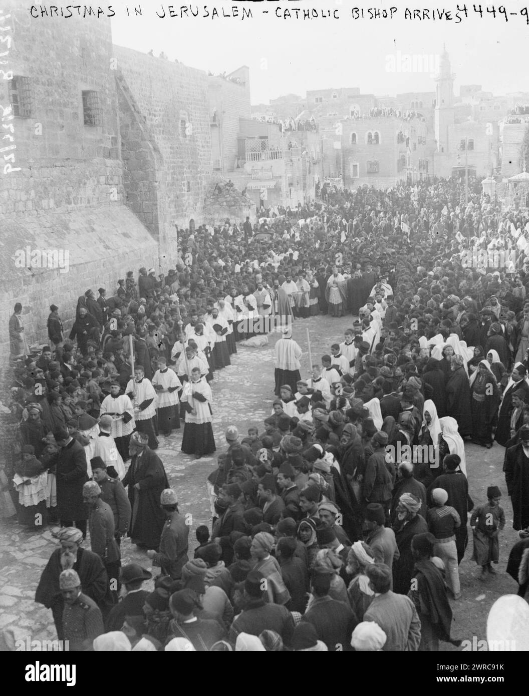 Weihnachten in Jerusalem, d. h. Bethlehem, der katholische Bischof kommt, zwischen ca. 1915 und ca. 1920, Glasnegative, 1 negativ: Glas Stockfoto