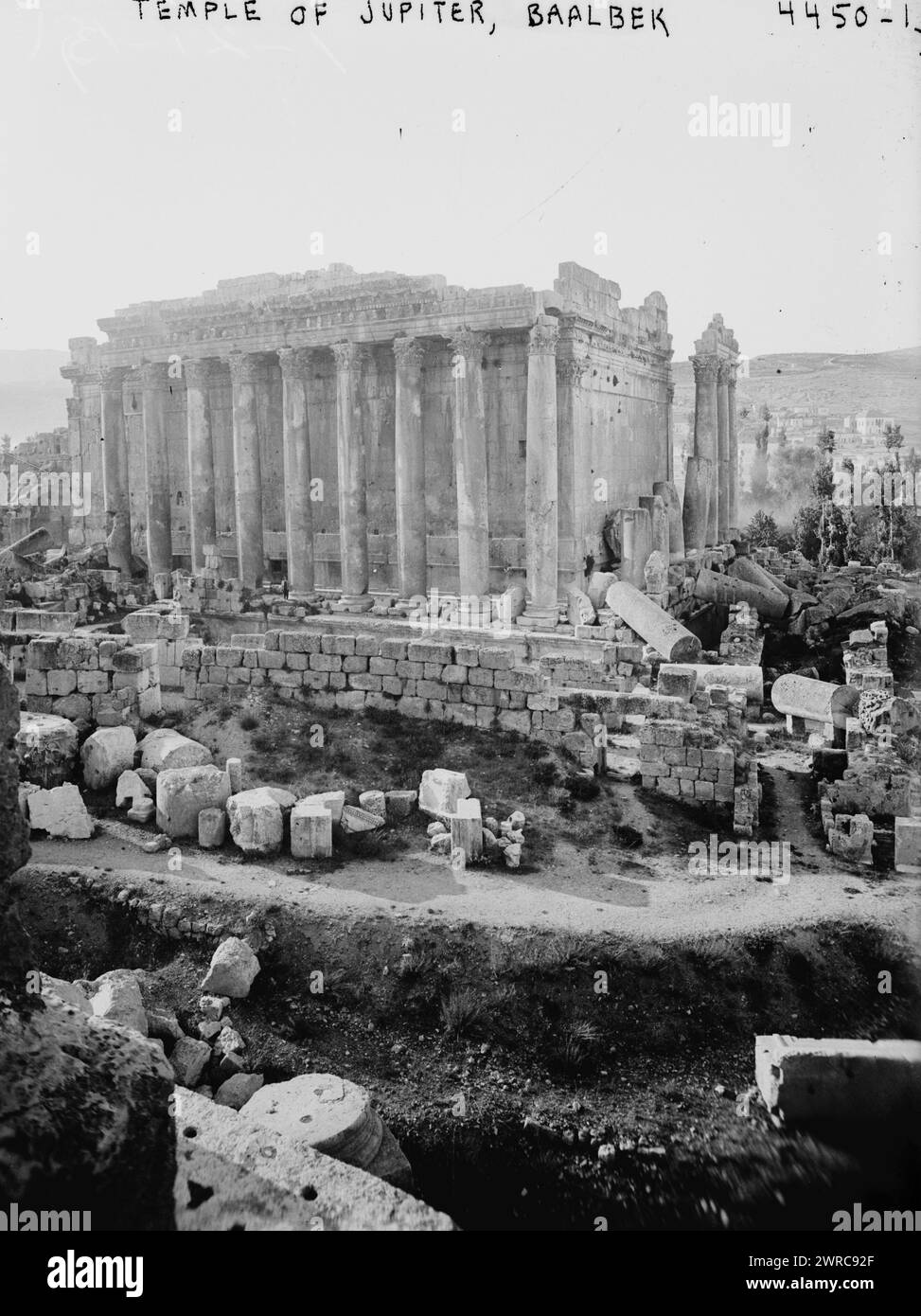 Tempel des Jupiters, Baalbek, Foto zeigt den Tempel des Bacchus, Balabakk (Baalbek oder Baalbek), Libanon., zwischen ca. 1915 und ca. 1920, Baalbek, Glasnegative, 1 negativ: Glas Stockfoto