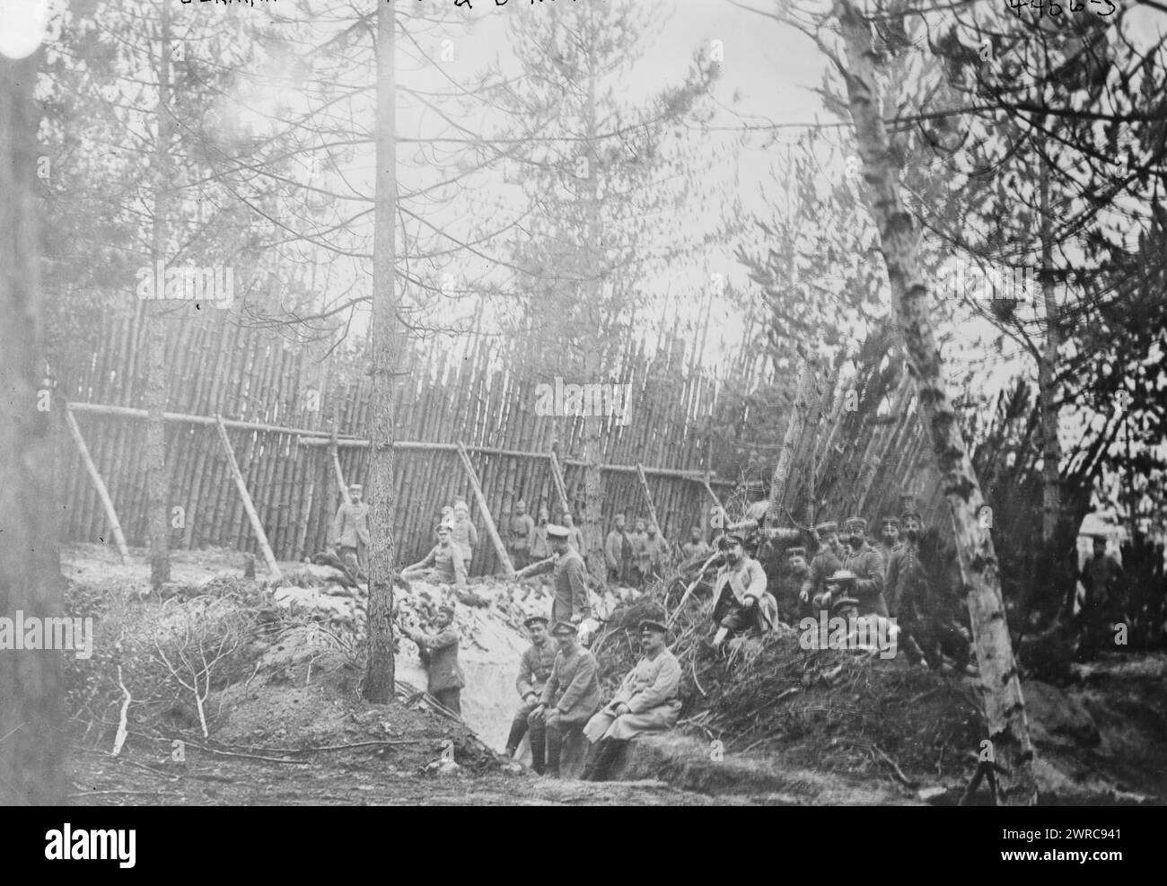 Deutsche Gräben & Leinwand, Foto zeigt deutsche Soldaten in Graben mit einem Holzschirm während des Ersten Weltkriegs, zwischen ca. 1915 und 1918, Weltkrieg, 1914-1918, Glasnegative, 1 negativ: Glas Stockfoto