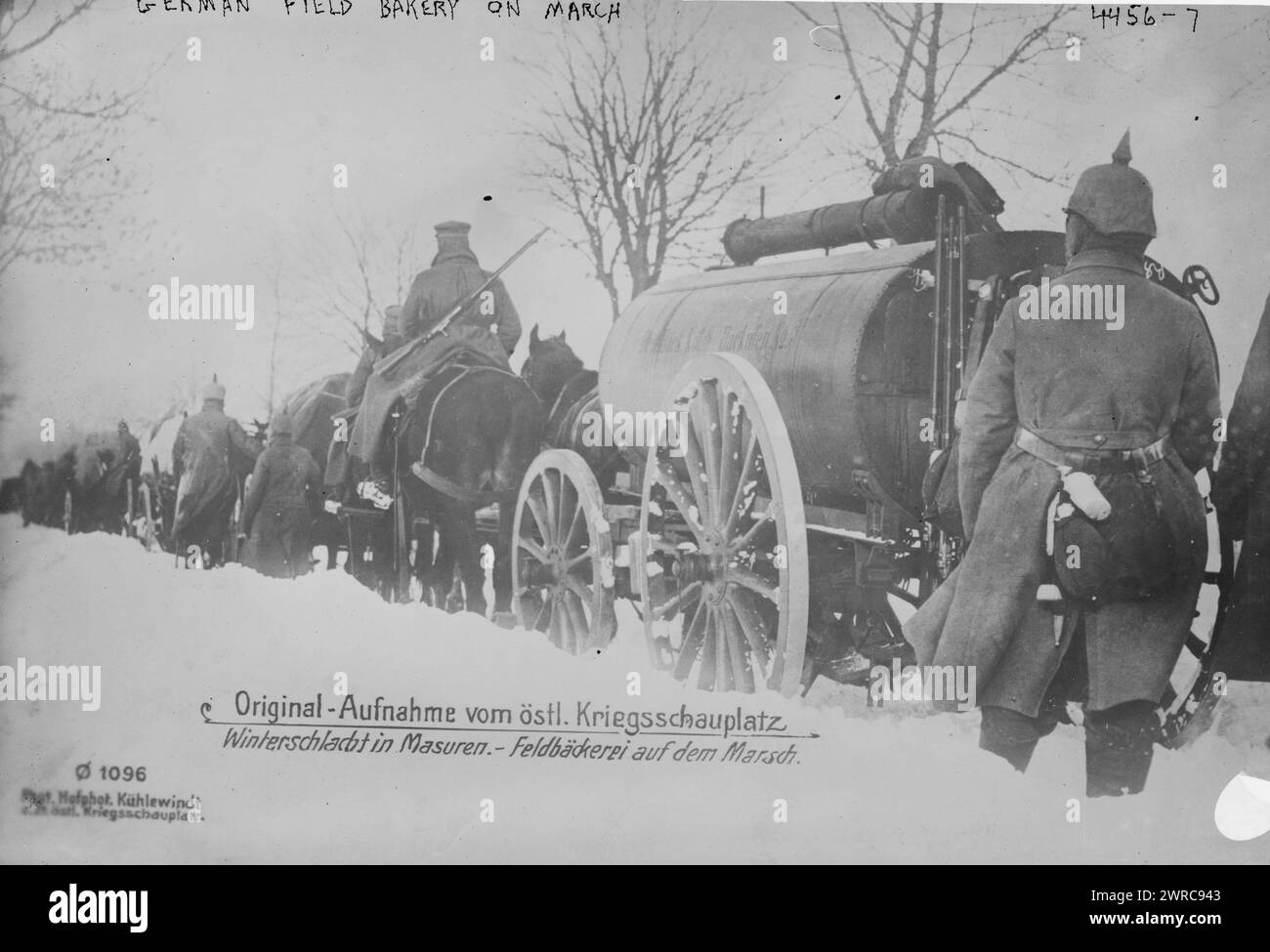 Deutsche Feldbäckerei am märz, Foto zeigt eine deutsche Feldbäckerei mit Soldaten, die während der Winterschlacht an den Masurischen Seen 1915 an der Ostfront während des Ersten Weltkriegs marschierten, 1915, Weltkrieg, 1914-1918, Glasnegative, 1 negativ: Glas Stockfoto