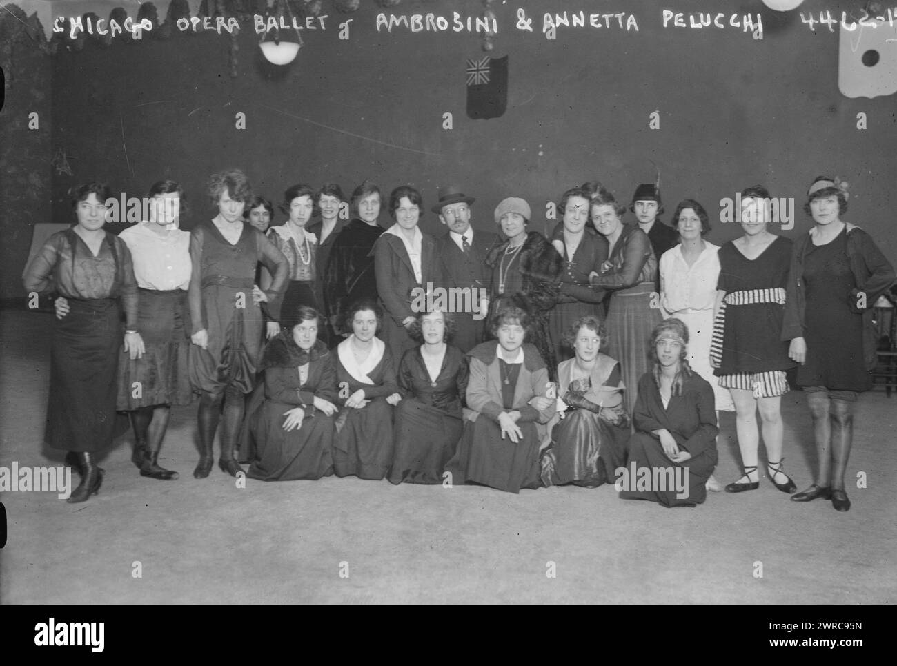 Chicago Opera Ballet, Ambrosini & Annetta Pelucchi, Foto zeigt Francois Ambrosiny (* 1877–1944 in Ambrosini), eine französisch-belgische Tänzerin und Choreografin. Annetta Pelucchi war die Premiere der Chicago Opera Company. 1915 und ca. 1920, Glasnegative, 1 negativ: Glas Stockfoto