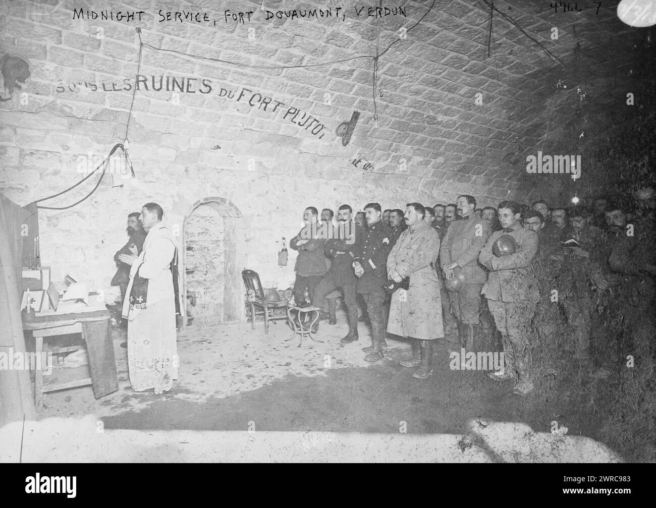 Mitternachtsdienst, Fort Douaumont, Verdun, Foto zeigt einen Priester Abbé Trentesaux, der Mitternachtsmesse für Soldaten in einer bombensicheren unterirdischen Gewölbekammer in Fort Doaumont, Verdun, Frankreich, 1917, Weltkrieg, 1914-1918, Glasnegative, 1 negativ: Glas Stockfoto